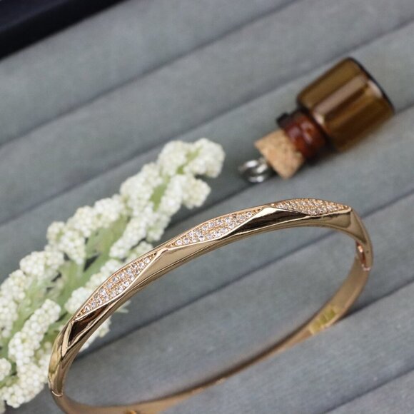 Elegant Wave Pattern Rose Gold Bangle with Sparkling Detailing, XPBL0483 - Picture 9 of 11